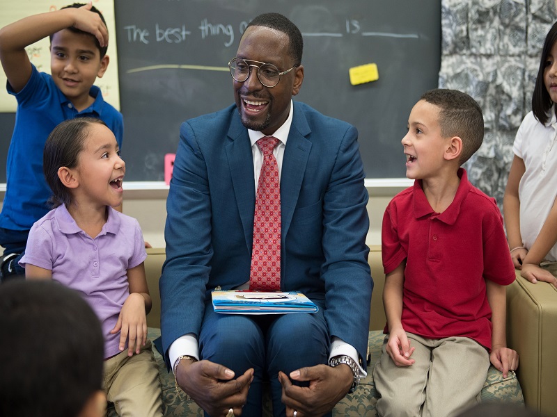 Dr. Khalid Mumin ’95 named Superintendent of the Year